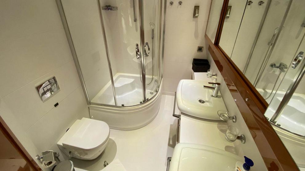 Vollständiger Überblick über das Badezimmer der Gulet Gül Maria. Sie können 2 Waschbecken und eine Duschkabine und eine